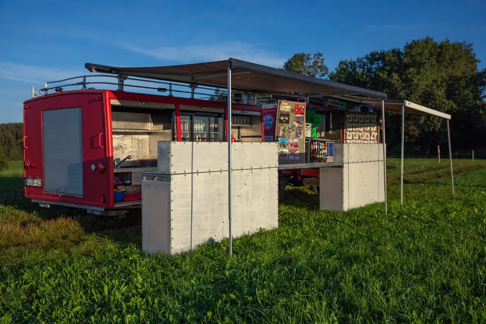 Der aufgebaute Durstlöschzug im Grünen