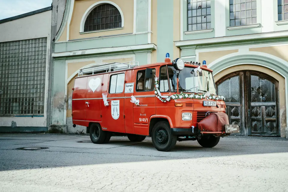 Das Feuerwehrauto vor einem historischen Gebäude