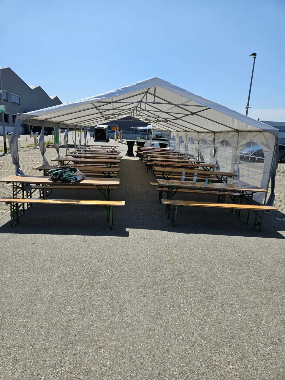 Partyzelt mit Biertischgarnituren